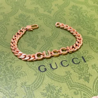 سوار Gucci سلاسل كيرب سميكة Block-Letter Logo ذهبي