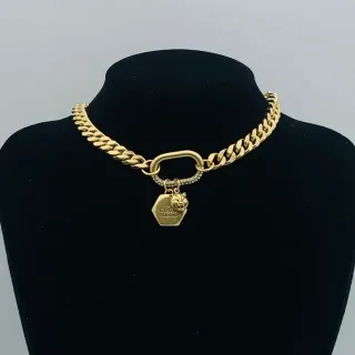 Gucci সোনার কার্ব চেইন হেক্সাগোনাল এনগ্রেভড পেন্ডেন্ট নেকলেস
