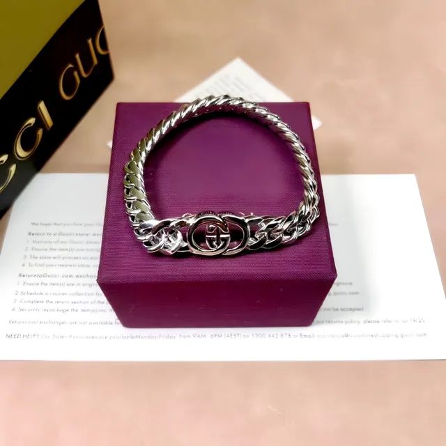 سوارة Gucci سلاسل كيرب-لينك ذهبية متشابكة قفل مزدوج-جي 3