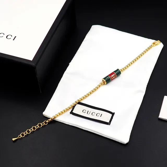 سوار تشارم Gucci بسلسلة كرب ذهبية حمراء وتعليقة أسطوانية من المينا 2