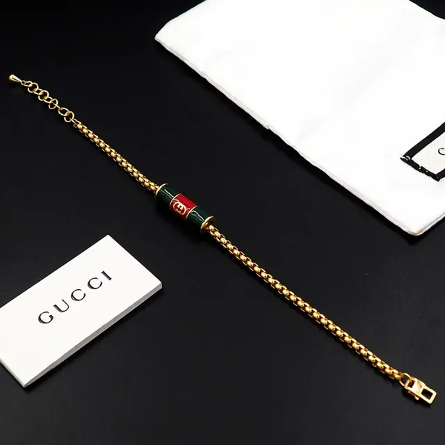 سوار تشارم Gucci بسلسلة كرب ذهبية حمراء وتعليقة أسطوانية من المينا 3