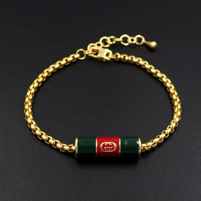 سوار تشارم Gucci بسلسلة كرب ذهبية حمراء وتعليقة أسطوانية من المينا 4