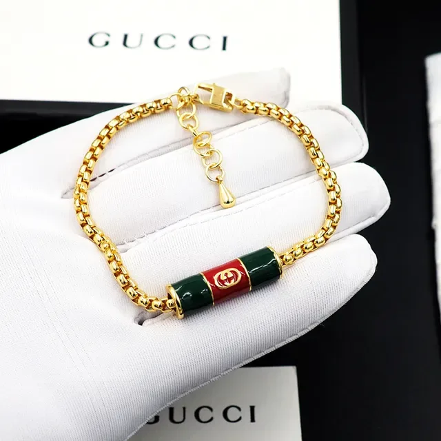 سوار تشارم Gucci بسلسلة كرب ذهبية حمراء وتعليقة أسطوانية من المينا 5