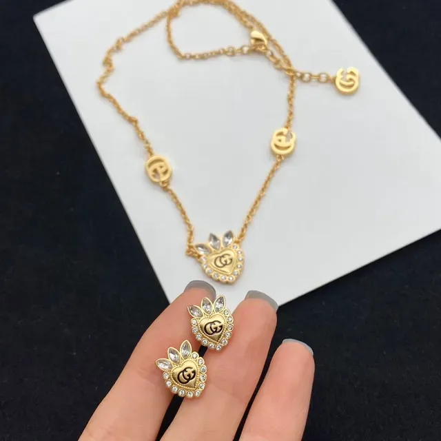 Gucci Collar con colgante de corazón transparente dorado 4