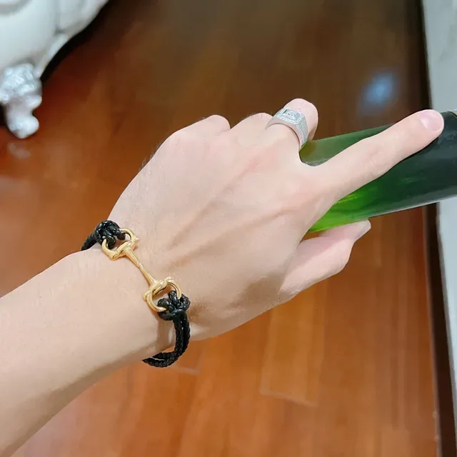 Pulseira Gucci Horsebit 1955 de couro trançado preto e dourado 3