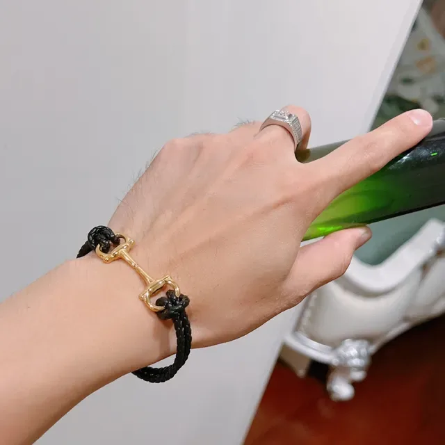 Pulseira Gucci Horsebit 1955 de couro trançado preto e dourado 7