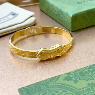 سوار Gucci Horsebit 1955 ذهبي صلب نقش GG