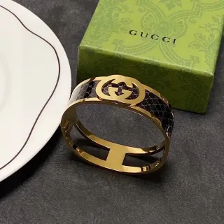Gucci Interlocking G سوار كم أسود مينا ذهبي مفصل