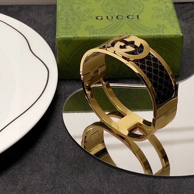Gucci Interlocking G سوار كم أسود مينا ذهبي مفصل 2