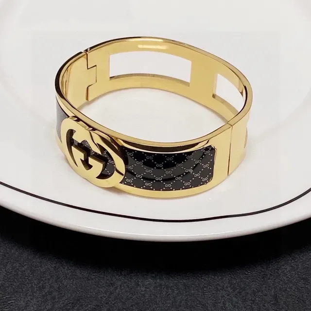 Gucci Interlocking G سوار كم أسود مينا ذهبي مفصل 3