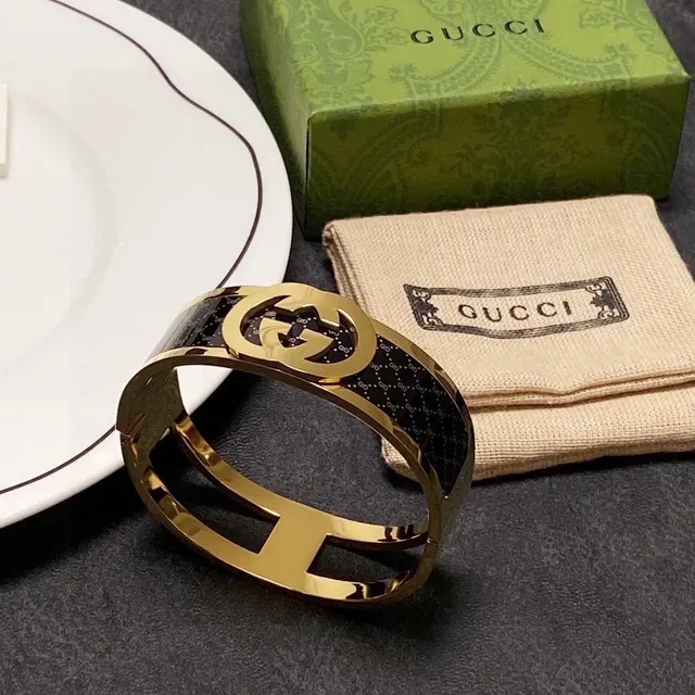 Gucci Interlocking G سوار كم أسود مينا ذهبي مفصل 4