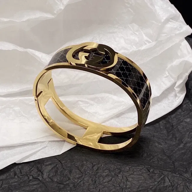 Gucci Interlocking G سوار كم أسود مينا ذهبي مفصل 5