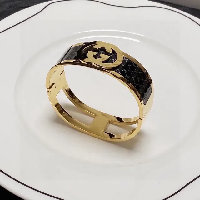 Gucci Interlocking G سوار كم أسود مينا ذهبي مفصل 6