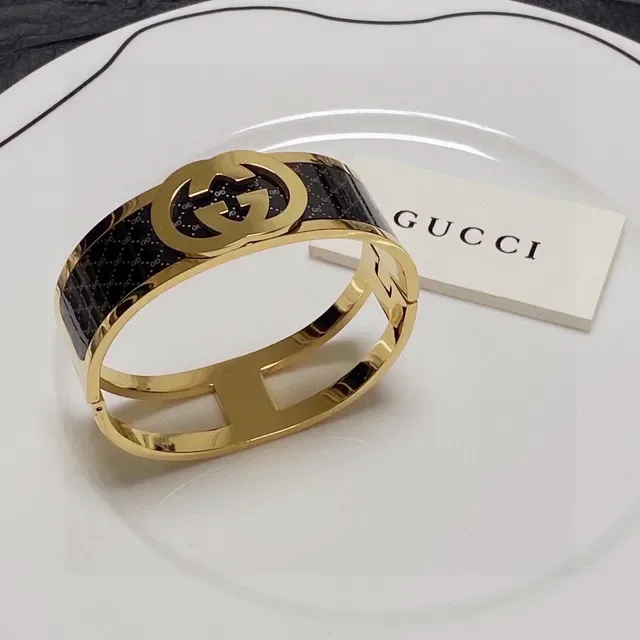 Gucci Interlocking G سوار كم أسود مينا ذهبي مفصل 7