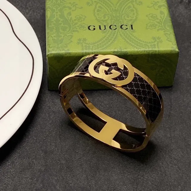 Gucci Interlocking G سوار كم أسود مينا ذهبي مفصل 8