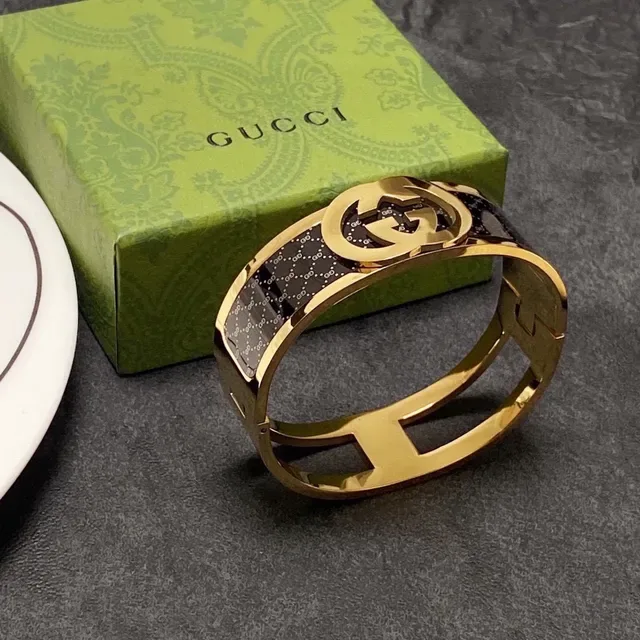 Gucci Interlocking G سوار كم أسود مينا ذهبي مفصل 9
