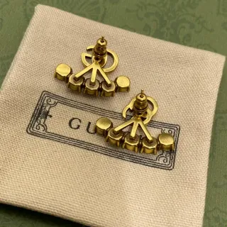 Gucci Interlocking G أقراط تثبيت ذهبي اللون مع خرز