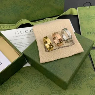 Gucci Interlocking G Green Gold मोटिफ स्टैकेबल बैंड डिजाइन रिंग
