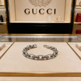سوار Gucci Interlocking G Motif سلسلة فضية chunky oval-link engraved motifs