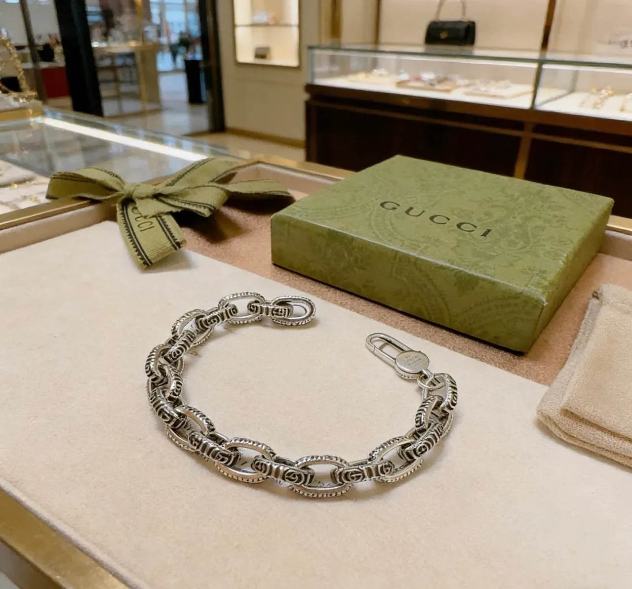 Gucci Interlocking G Motif Chain Silver Chunky Oval-Link Engraved Motifs Bracelet 4