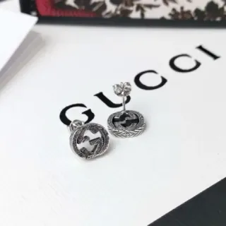 أقراط Gucci إنترلوكينج जे स्टड فضي أسود شعار دائري