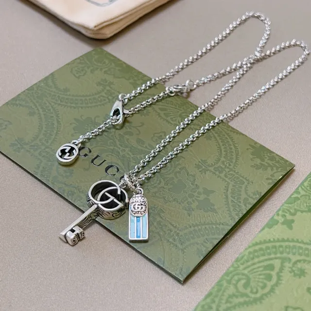 Gucci pendentif clé chaîne argentée chaîne bleue Interlocking G Logo collier 9