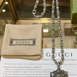 Gucci শেরের মাথা রুপালি বেইজ পেন্ডেন্ট Interlocking G চেইন নেকলেস