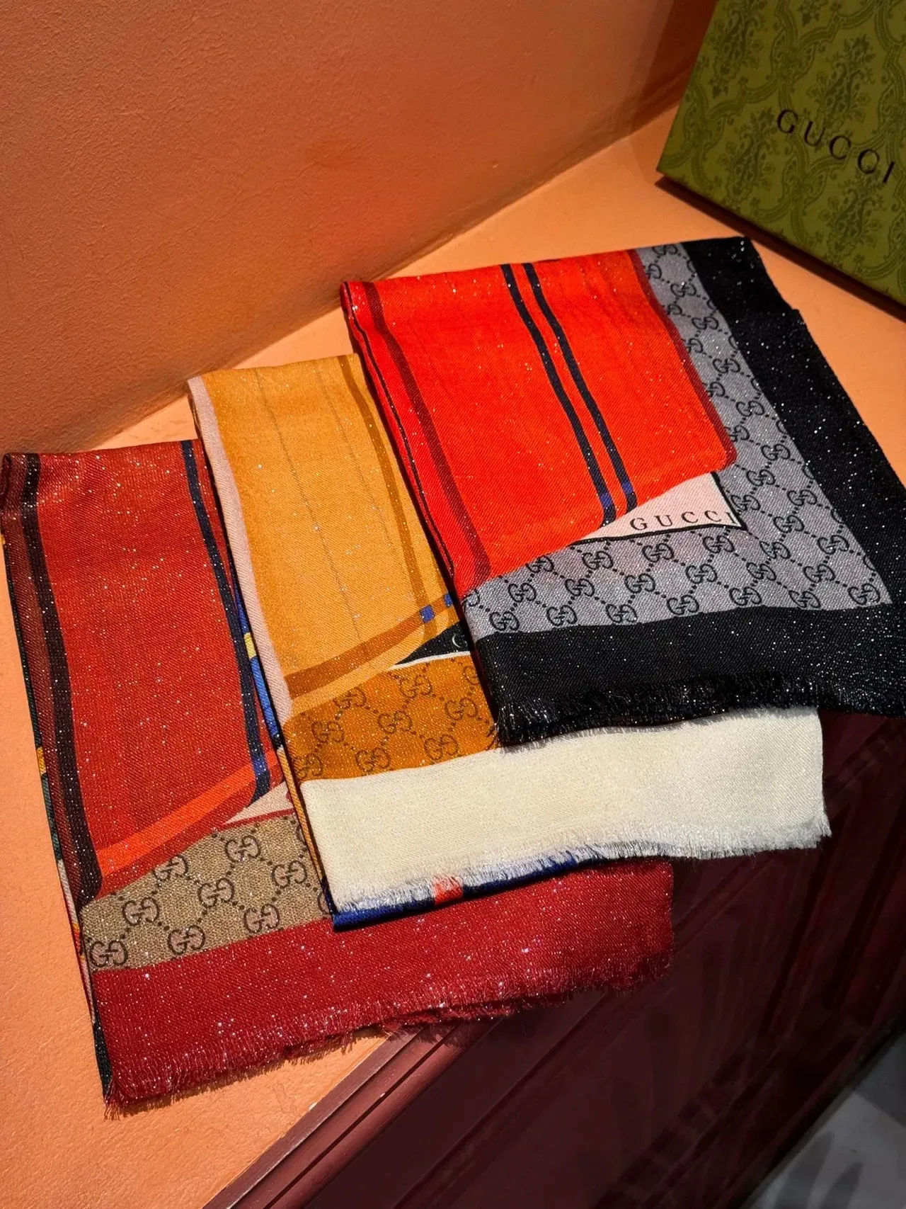 Gucci Luggage Print লাল নেভি গ্রাফিক মনোগ্রাম বর্ডার সিল্ক স্কার্ফ 5