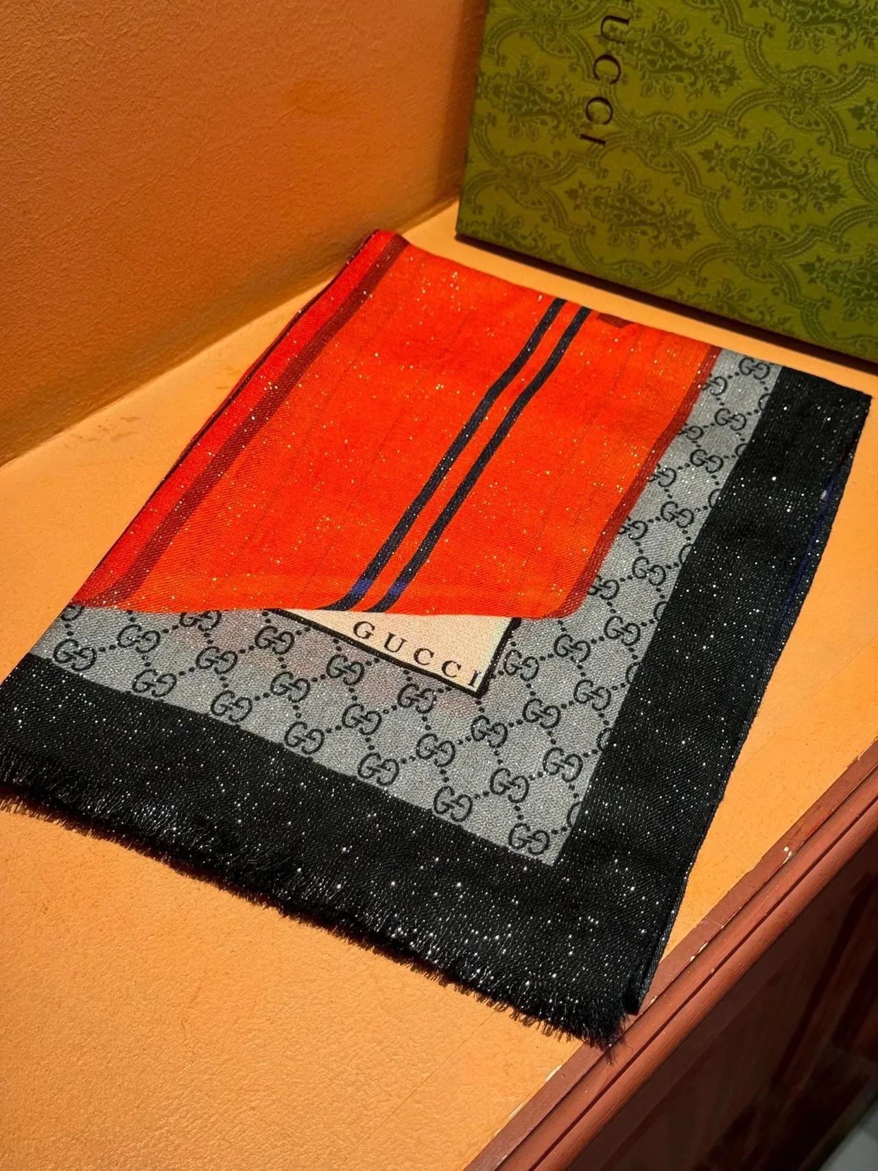 Gucci Luggage Print লাল নেভি গ্রাফিক মনোগ্রাম বর্ডার সিল্ক স্কার্ফ 6