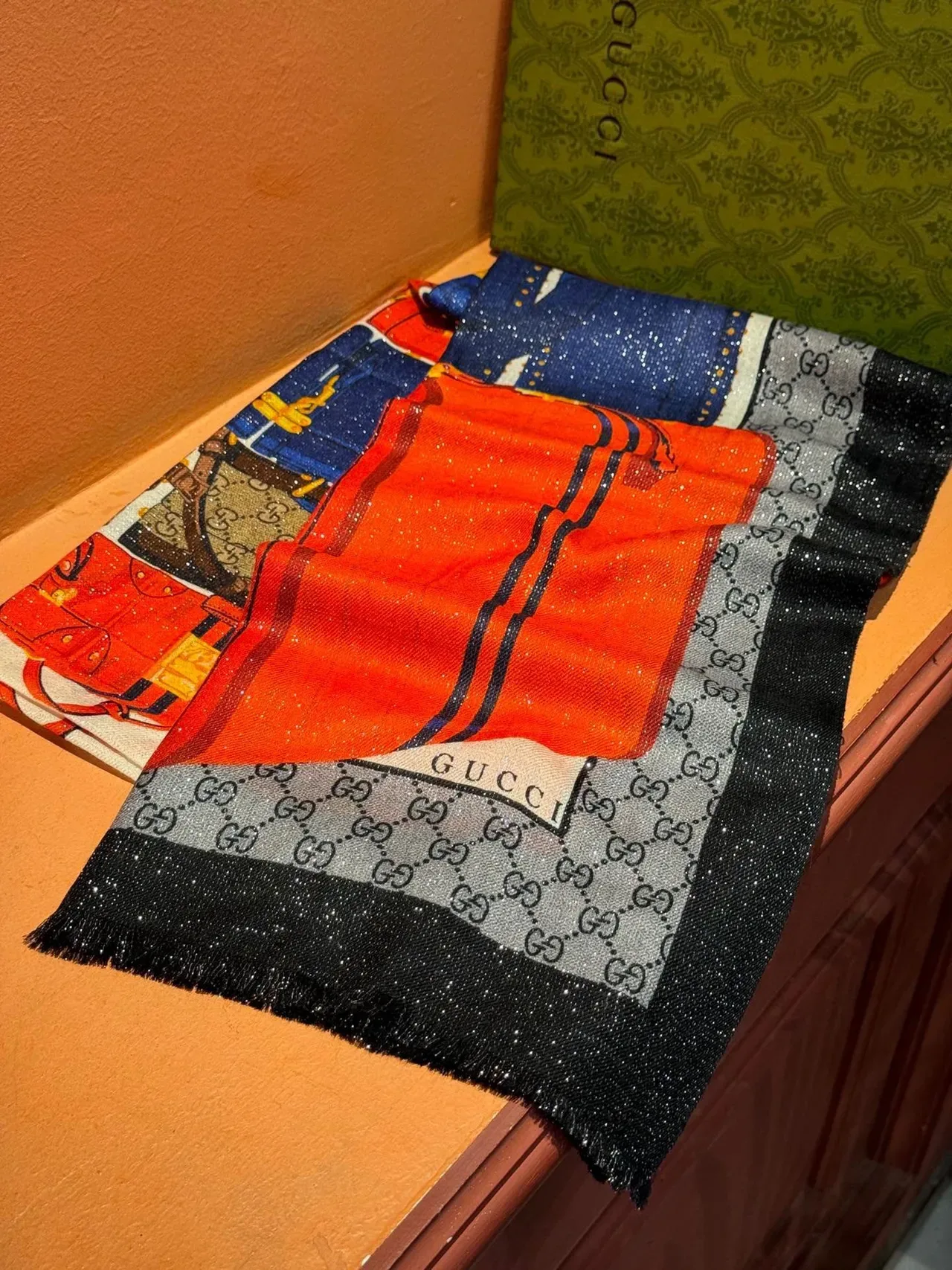 Gucci Luggage Print লাল নেভি গ্রাফিক মনোগ্রাম বর্ডার সিল্ক স্কার্ফ 7