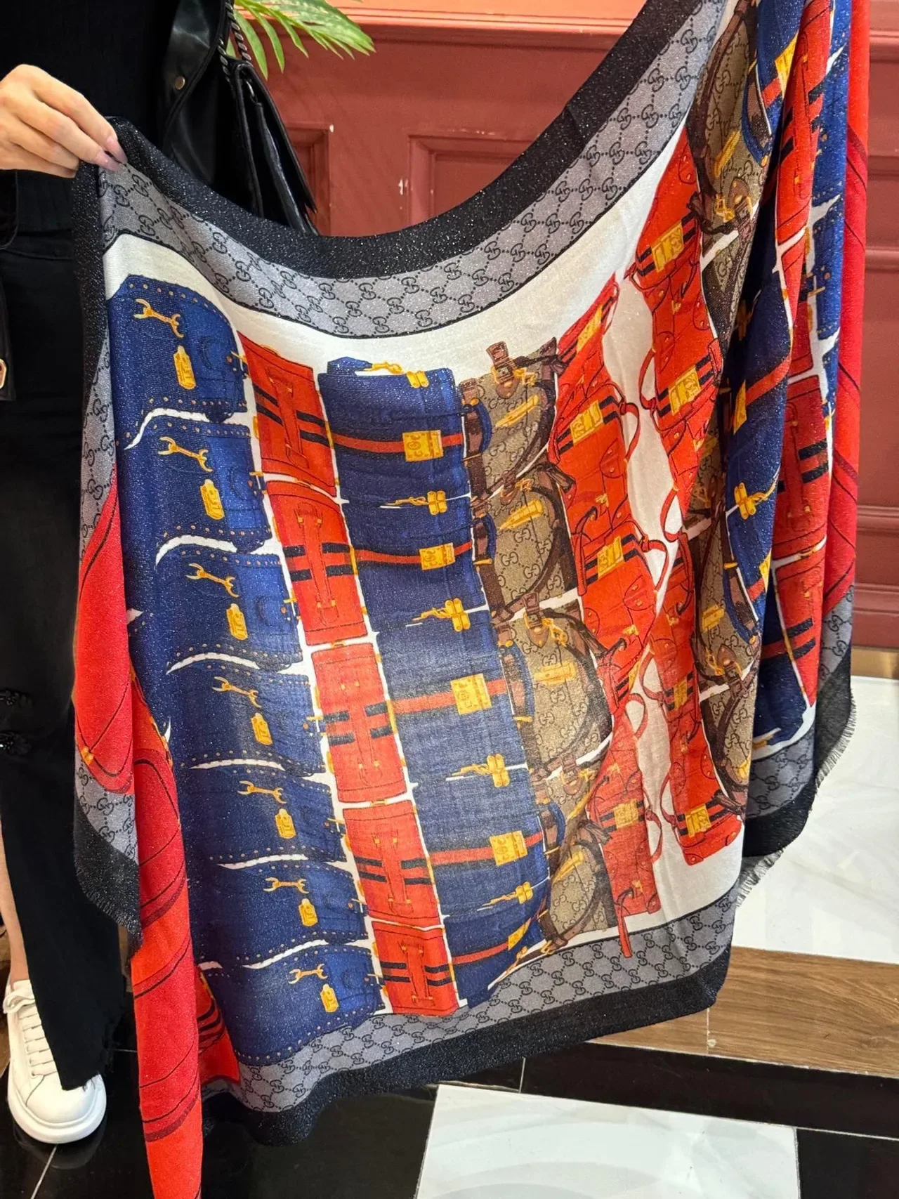 Gucci Luggage Print লাল নেভি গ্রাফিক মনোগ্রাম বর্ডার সিল্ক স্কার্ফ 9