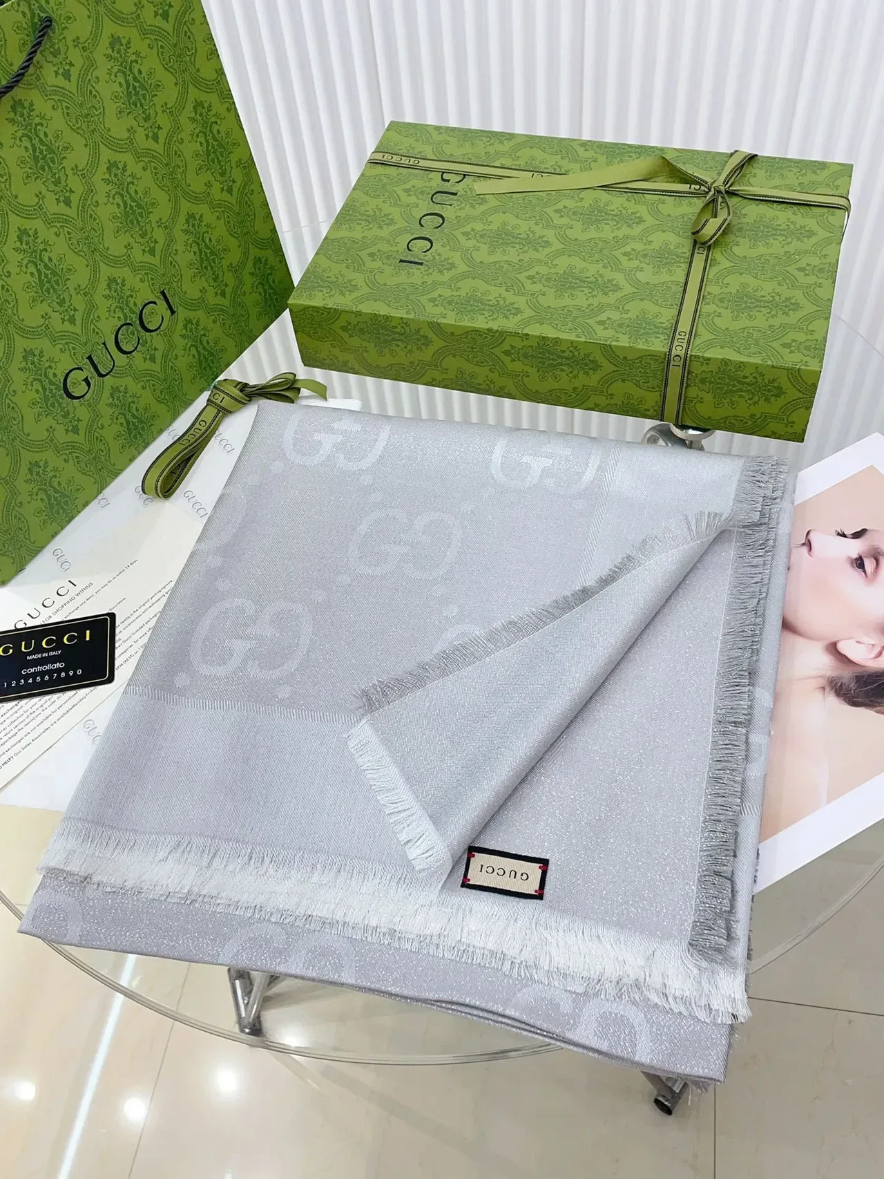 Gucci Bufanda de Seda Gris Claro con Impresión Monograma 5