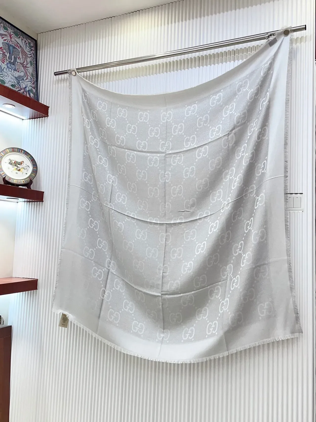 Gucci Bufanda de Seda Gris Claro con Impresión Monograma 6