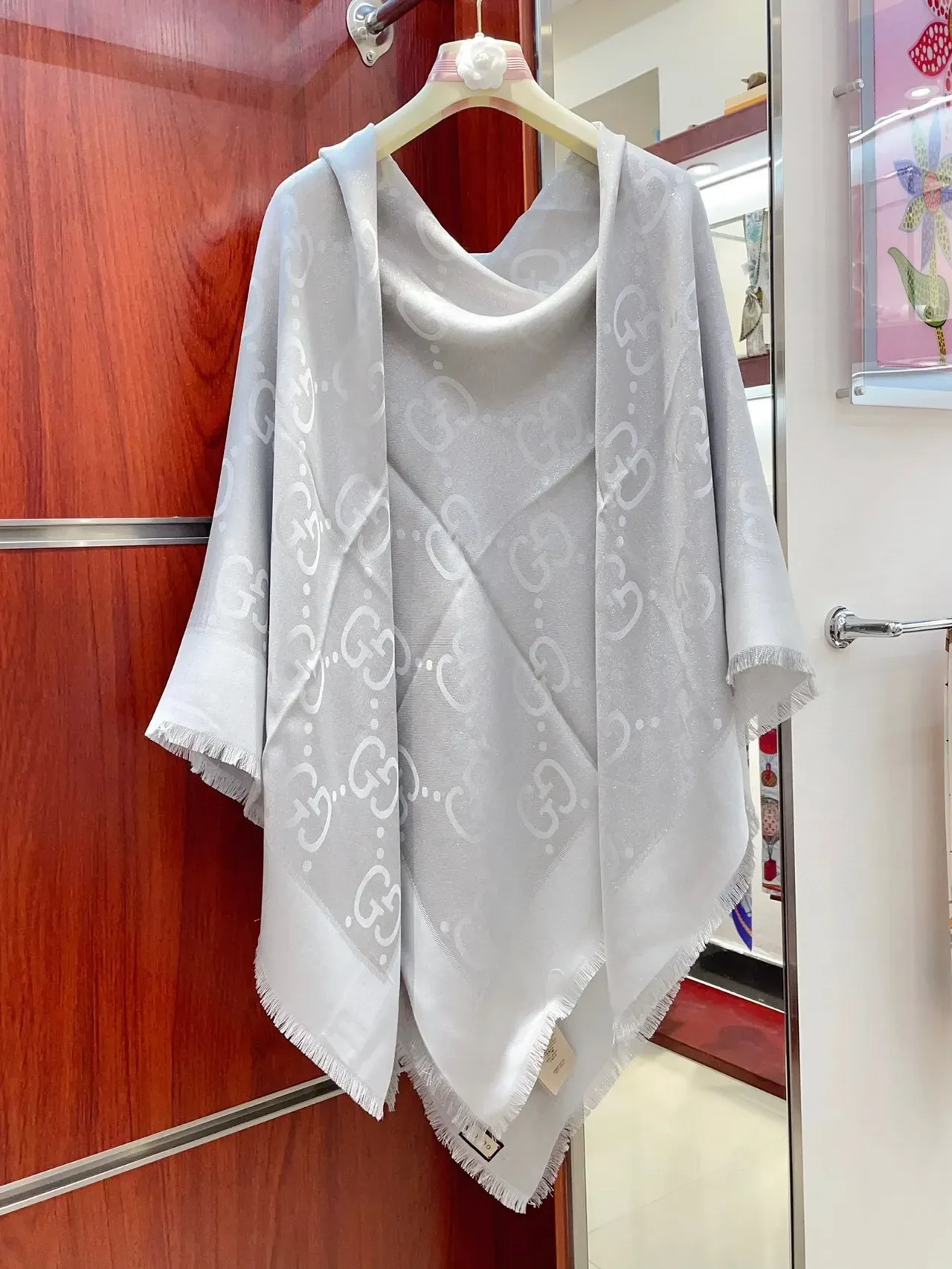 Gucci Bufanda de Seda Gris Claro con Impresión Monograma 7