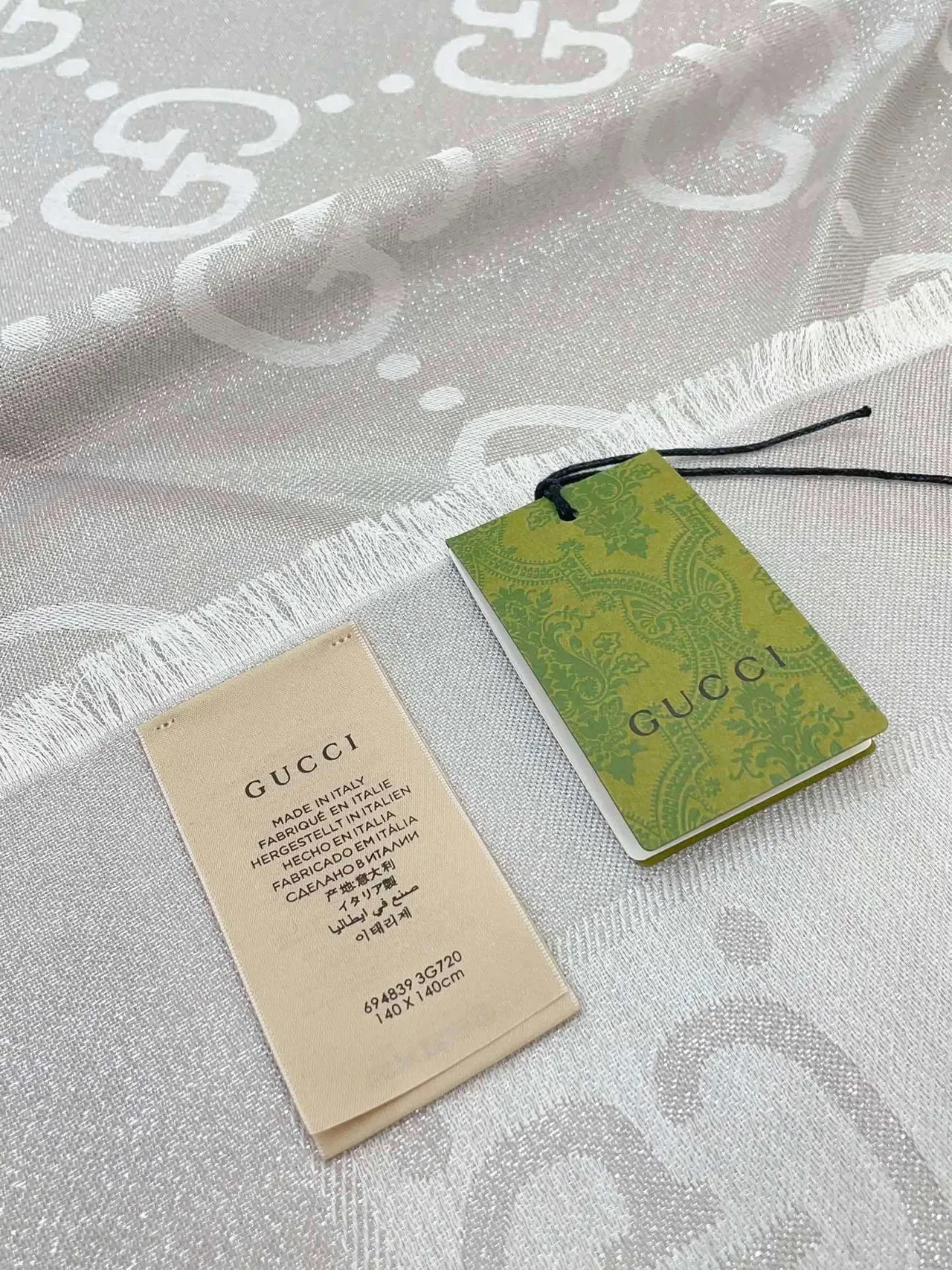 Gucci Bufanda de Seda Gris Claro con Impresión Monograma 9