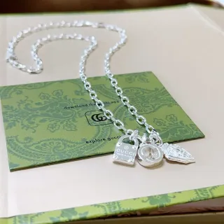Gucci চাঁদি মাল্টি চার্ম ইন্টারলকিং জি লিফ প্যাডলক হার