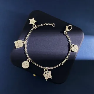 سوار Gucci Multi-Charm لون فضي نقش شعار