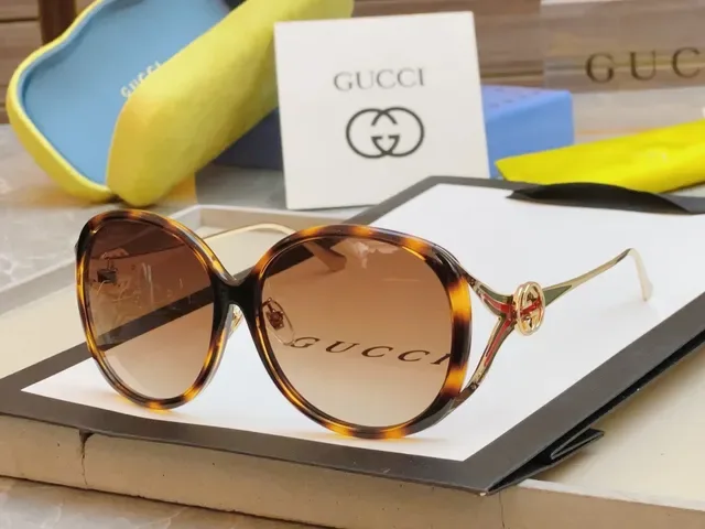 Gucci Oval Frame Gradient Lens Sunglasses 8