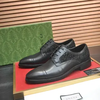 Gucci Screener काले कैप-टो पर्फोरेटेड GG लॉगो ऑक्सफोर्ड जूते
