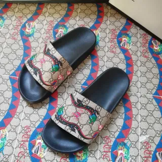 Gucci Screener Dragon Print 米色和黑色拖鞋