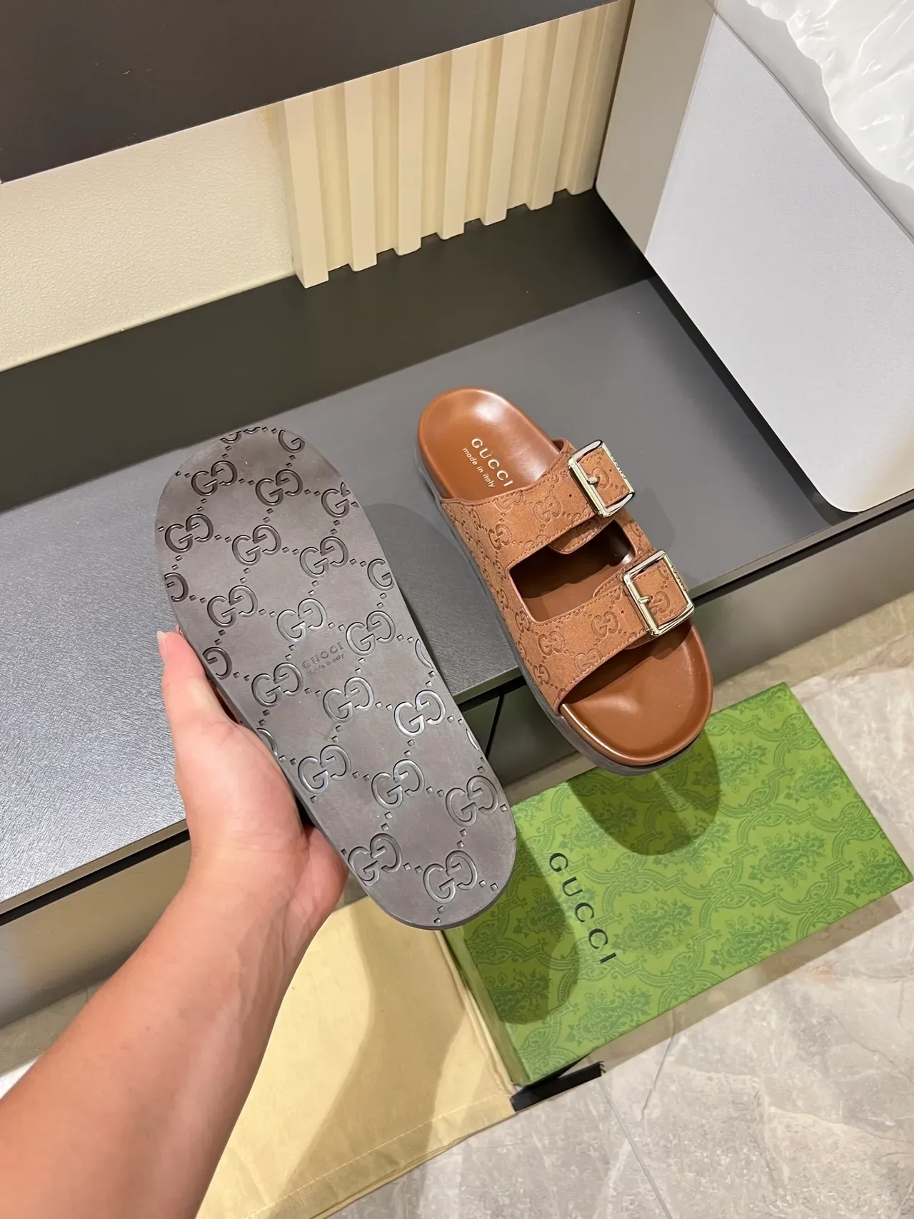 Gucci Screener Embossed GG Buckle Slide 休闲凉鞋 2