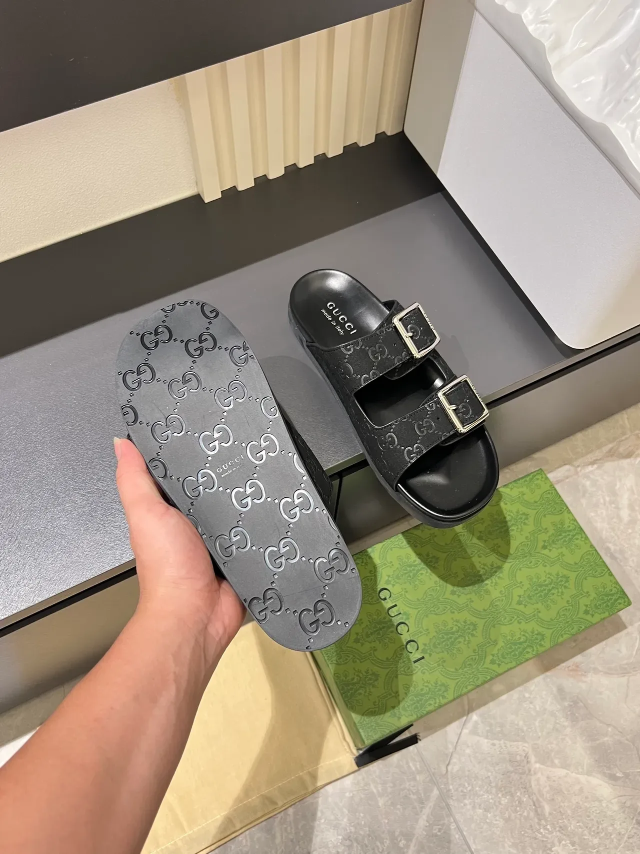 Gucci Screener Embossed GG Buckle Slide 休闲凉鞋 3