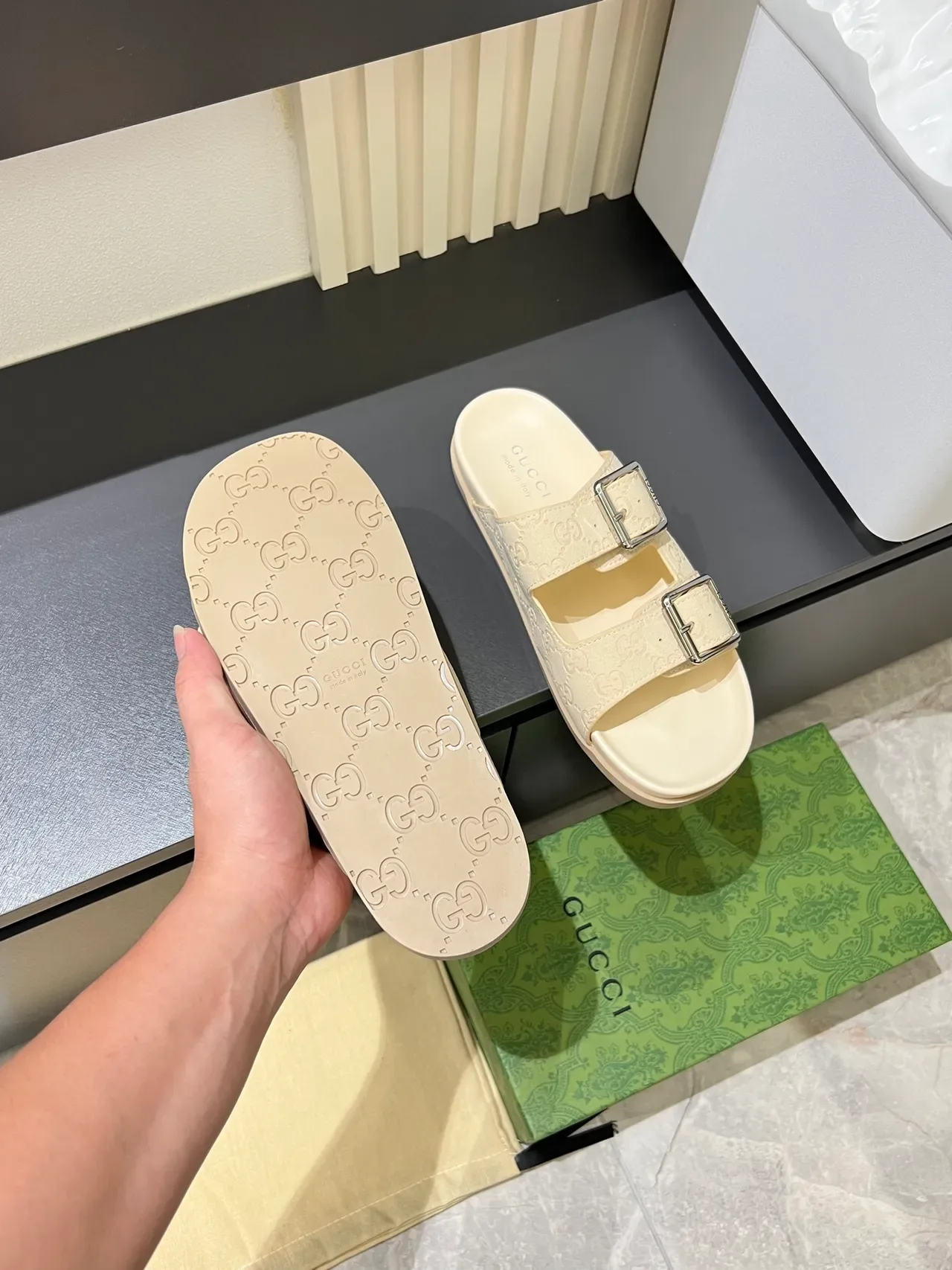 Gucci Screener Embossed GG Buckle Slide 休闲凉鞋 4