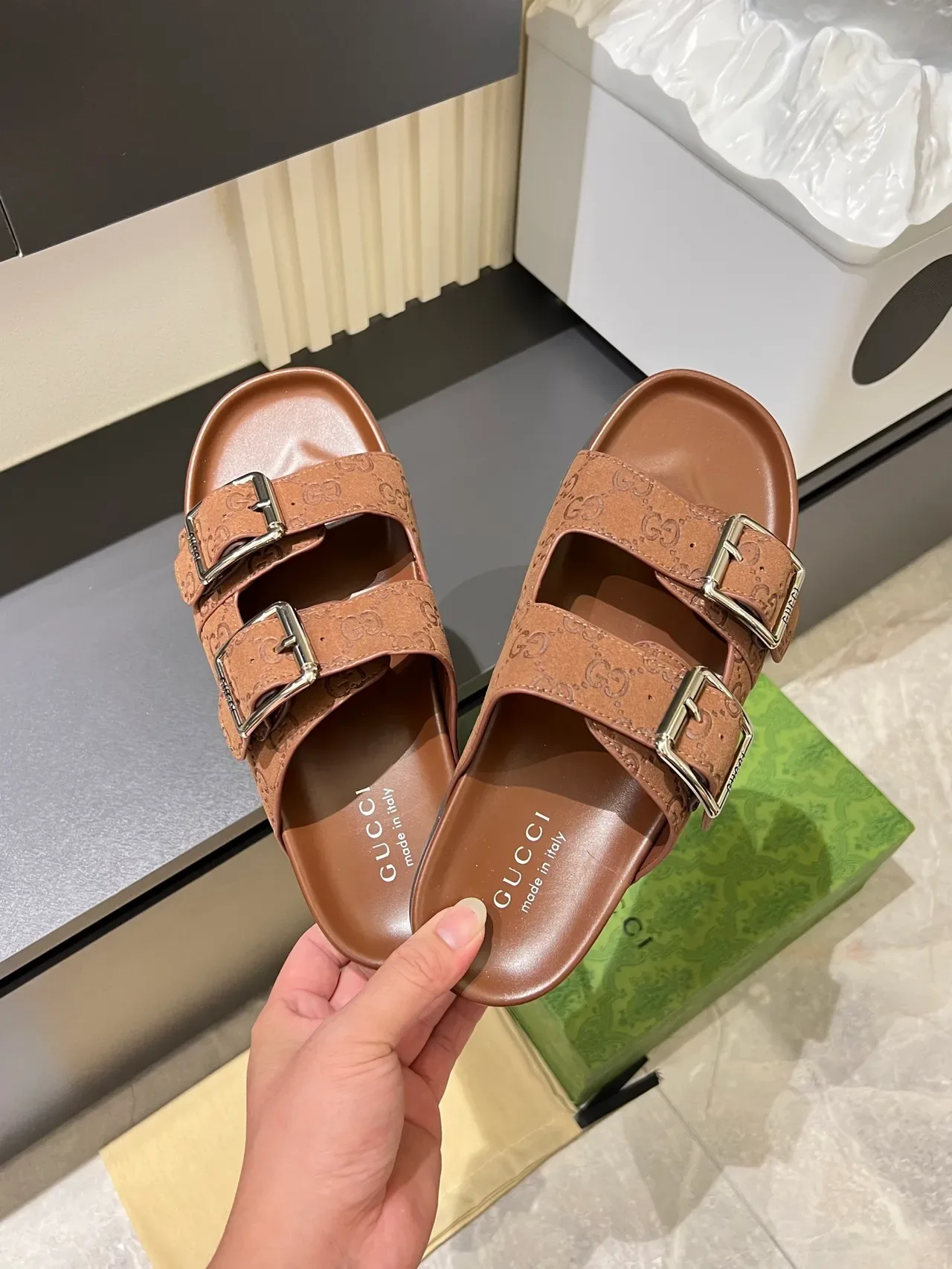 Gucci Screener Embossed GG Buckle Slide 休闲凉鞋 6