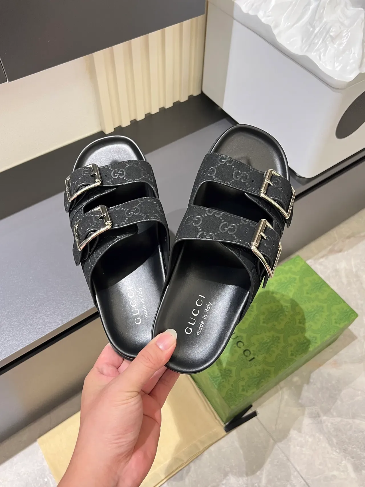 Gucci Screener Embossed GG Buckle Slide 休闲凉鞋 7
