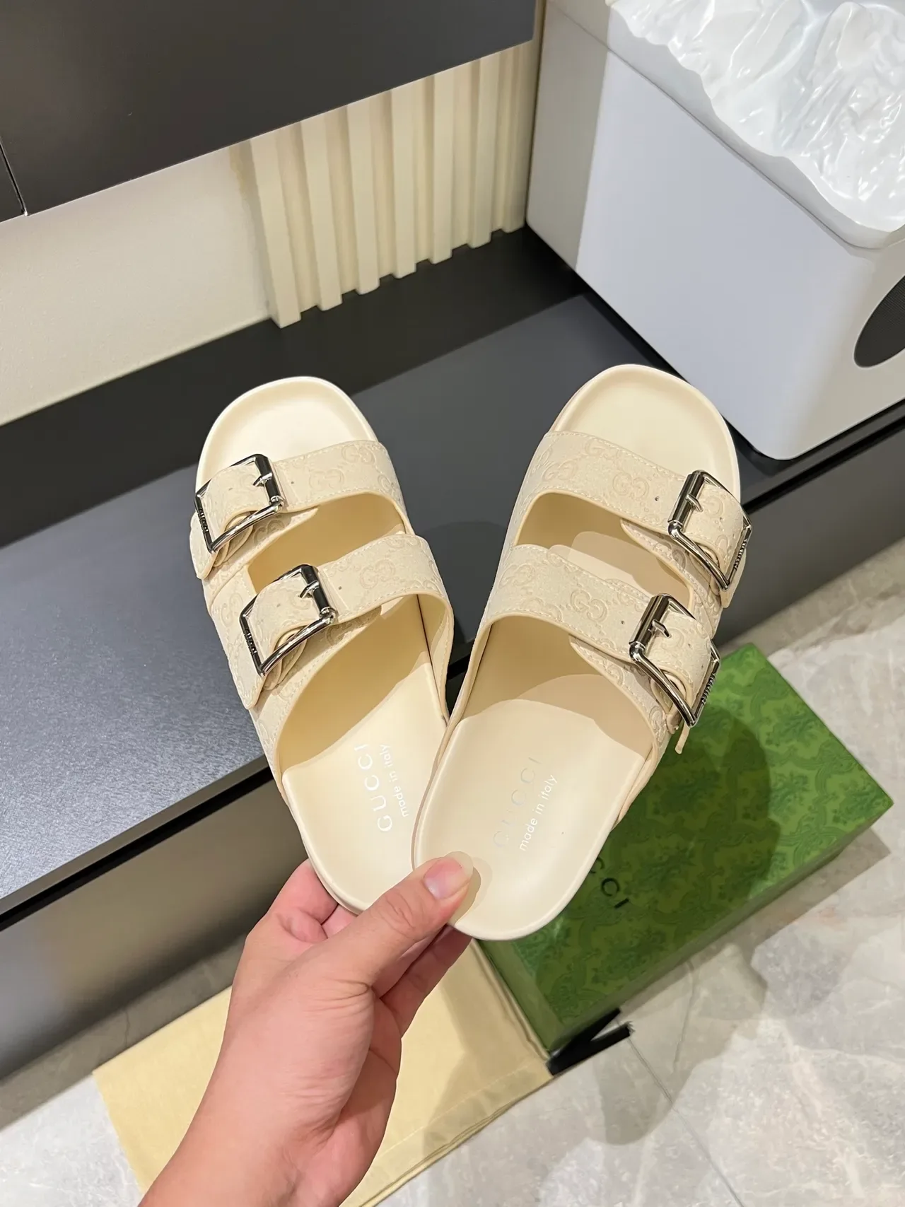 Gucci Screener Embossed GG Buckle Slide 休闲凉鞋 8