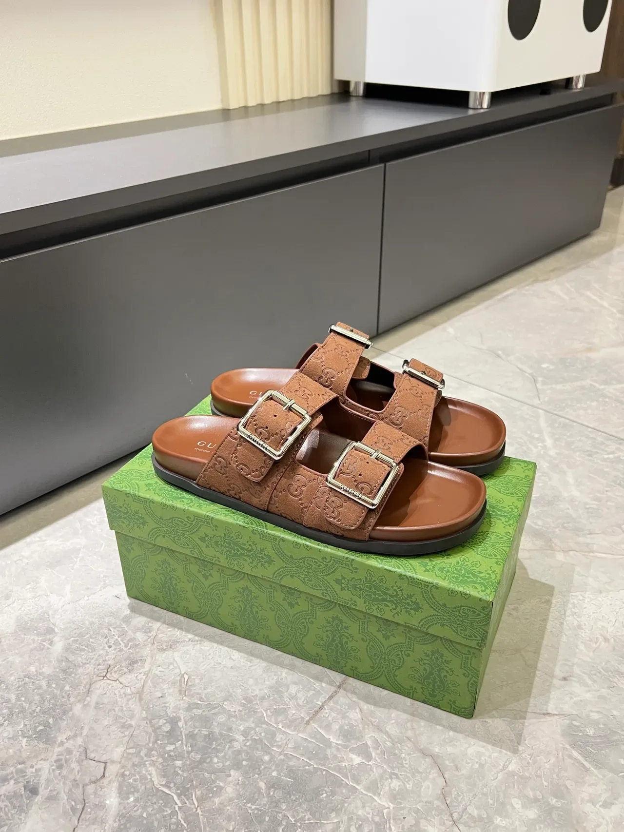 Gucci Screener Embossed GG Buckle Slide 休闲凉鞋 10