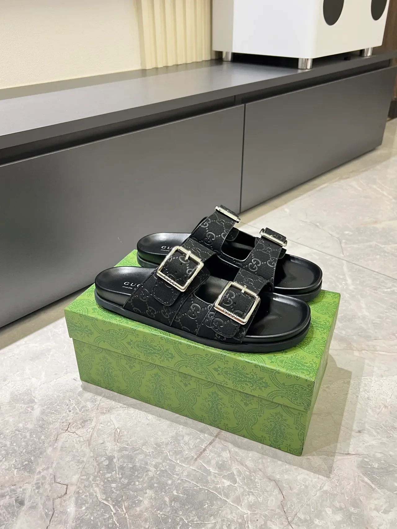 Gucci Screener Embossed GG Buckle Slide 休闲凉鞋 11