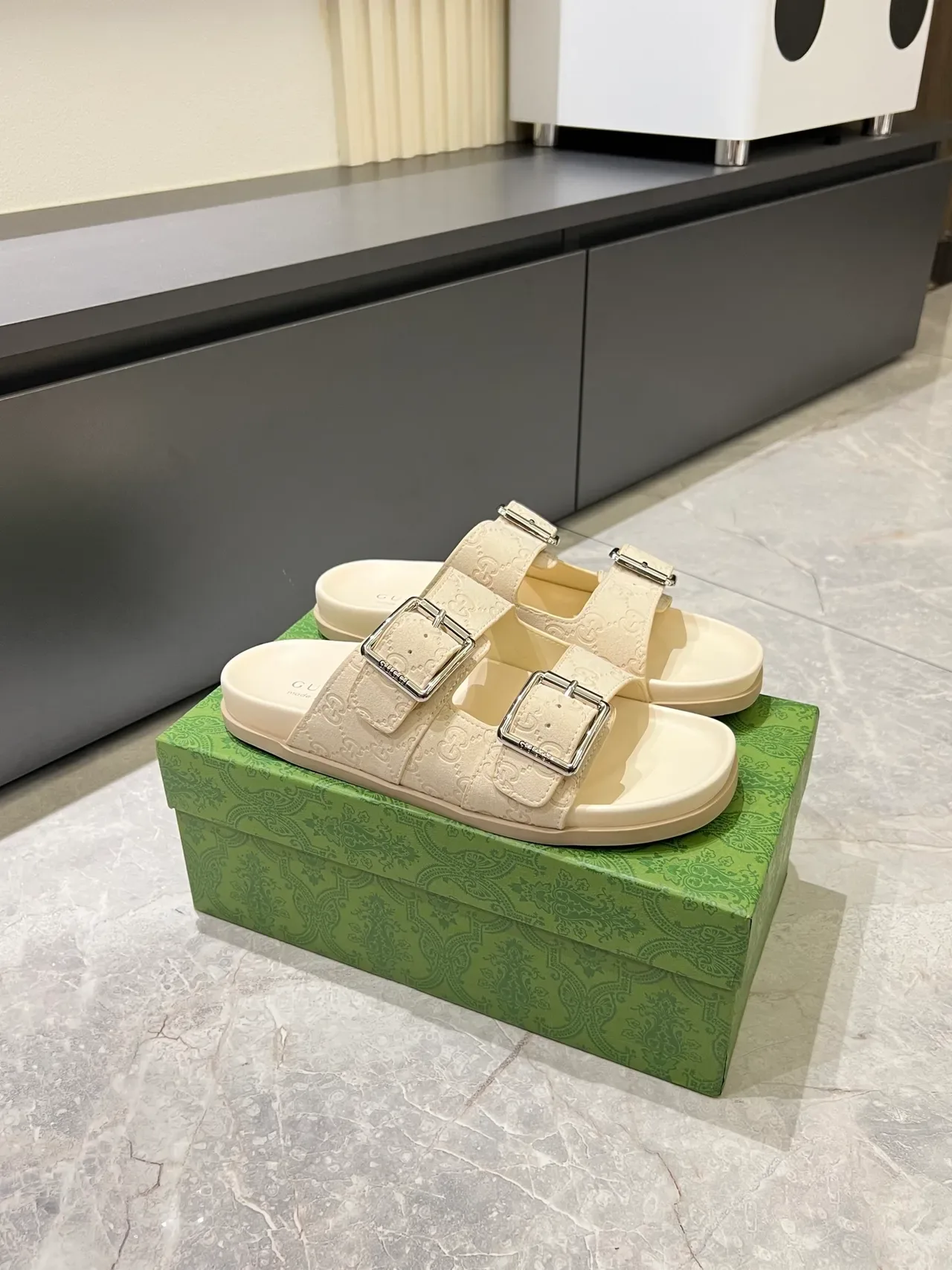 Gucci Screener Embossed GG Buckle Slide 休闲凉鞋 12