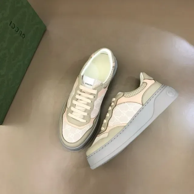 Gucci Screener GG Monogram Beige Rose vert sauge baskets lifestyle 2